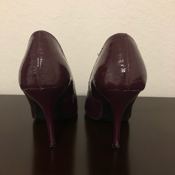 maroon snakeskin pointed toe heels - Picture 3 of 3